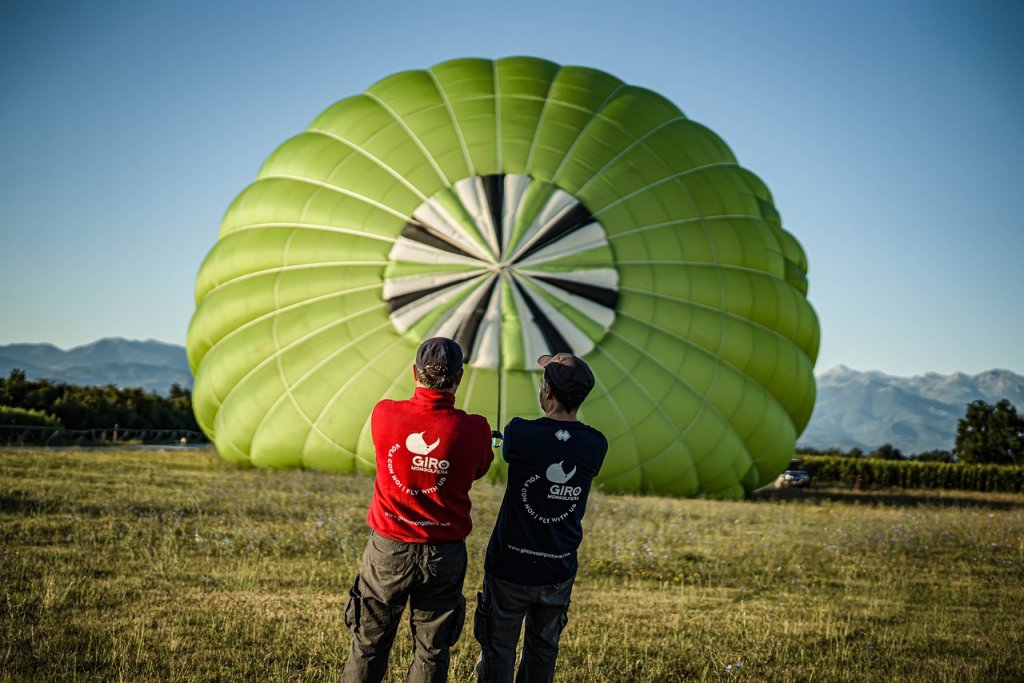 people, pulling, hot air balloon